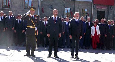 Isparta'da Cumhuriyet Bayramı kutlamaları çelenk töreniyle başladı