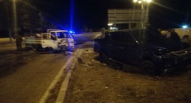 Isparta'da kamyonet ile hafif ticari araç çarpıştı: 1 yaralı