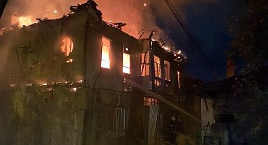 Isparta'da metruk bina alevlere teslim oldu