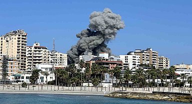 İsrail, Lübnan'ın tarihi liman kentini vurdu