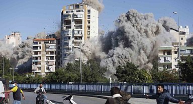 İsrail'in Lübnan'da vurduğu bina yerle bir oldu