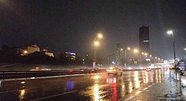 İstanbul Anadolu Yakası'nda sağanak yağış etkili oluyor