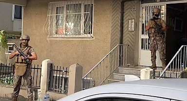 İstanbul Avcılar Denizköşkler'deki bir adrese suç örgütü üyesi olduğu iddia edilen 3 kişinin yakalanmasına yönelik Özel Harekat polisi destekli operasyon düzenleniyor.