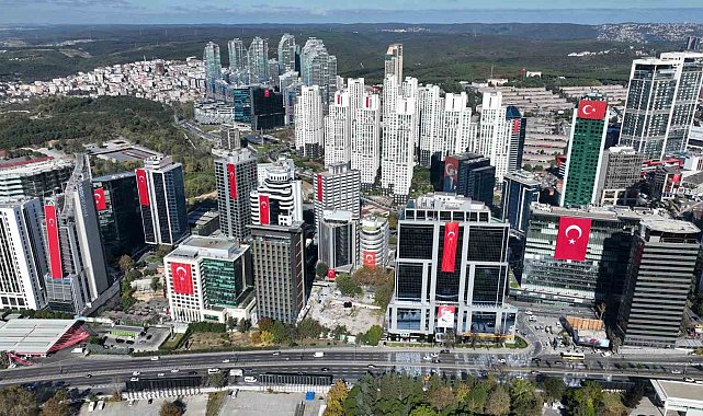 İstanbul'da 29 Ekim coşkusu: Dev Türk bayrağı asılan gökdelenler havadan görüntülendi