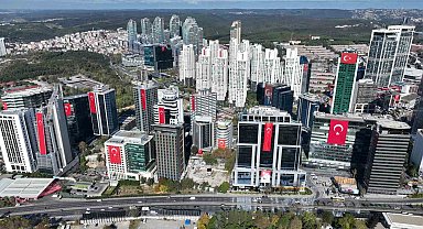 İstanbul'da 29 Ekim coşkusu: Dev Türk bayrağı asılan gökdelenler havadan görüntülendi