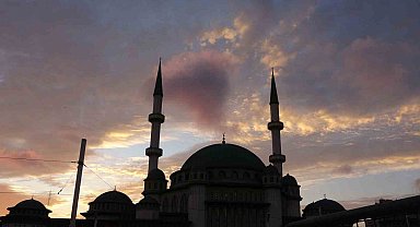 İstanbul'da bulutların oluşturduğu manzara mest etti