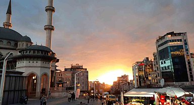 İstanbul'da gökkuşağı sürprizi: Kısa süreli yağışın ardından görsel şölen oluştu