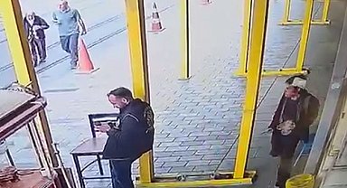 İstiklal Caddesi'nde polise bıçaklı saldırı