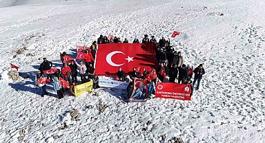 İstiklal Marşı'nı 2 bin 587 rakımlı dağın zirvesinde okuyup Cumhuriyet'in 101'nci yılını kutladılar
