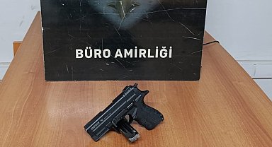 İşyerinde silahla oynarken kazara kendini yaraladı