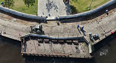 İzmir Kordon'da deniz taşkınlarına karşı beton bariyerlerin kurulumuna başlandı