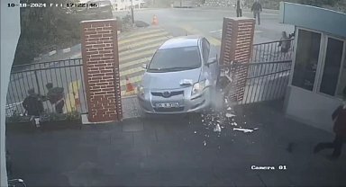 İzmir'de aynı okulda ikinci kaza: Araç okul kapısını kırdı, çocuklar ve veliler son anda kurtuldu