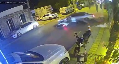 İzmir'de motosiklet otomobile ok gibi saplandı: 1 ölü, 1 yaralı