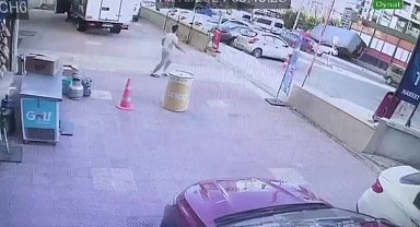 İzmir'de polisten kaçan tır sürücüsü, 2 aracı ezdi; o anlar kamerada