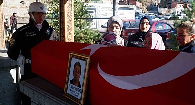 İzmir'de silahlı saldırıda vefat eden polis memuru memleketi Erzurum'da toprağa verildi