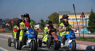 Jandarma ekipleri miniklere trafik kurallarını uygulamalı anlatıyor