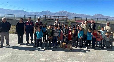 Jandarma ekipleri öğrencilere hayvan sevgisini anlattı