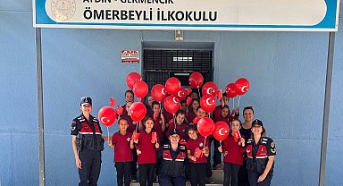 Jandarma ekipleri öğrencilerle birlikte okulu Türk bayrakları ile donattı