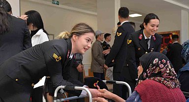 Jandarma personelleri huzurevi sakinlerinin yüzünü güldürdü