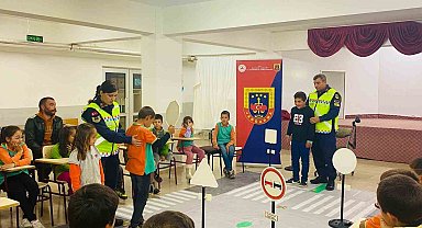 Jandarmadan ilk ve ortaokul öğrencilerine trafik eğitimi