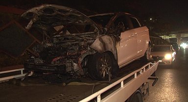 Kadıköy'de seyir halindeki otomobil alev alev yandı