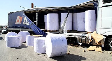 Kağıt bobini otomobilin üzerine düştü