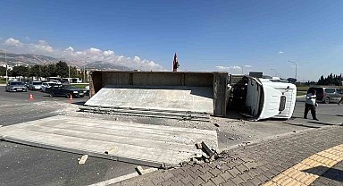 Kahramanmaraş'ta beton duvar blokları taşıyan tır yan yattı