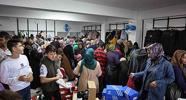 Kahramanmaraş'ta giyim mağazası açılışında izdiham