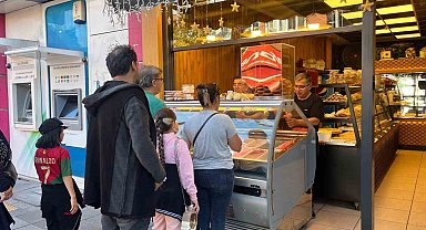 Kampanyaya inanmayan vatandaşlara ücretsiz 200 litre dondurmayı dağıtmakta güçlük çektiler