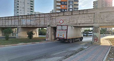 Kamyon köprü altında sıkıştı