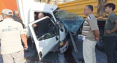 Kamyonet tıra ok gibi saplandı sürücü ağır yaralandı