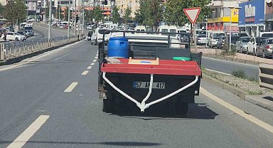 Kamyonetin kasasındaki sıhhi tesisatı görenler şaşırdı