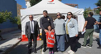 Kan bağışçısı getiren öğrenciye madalya veriliyor