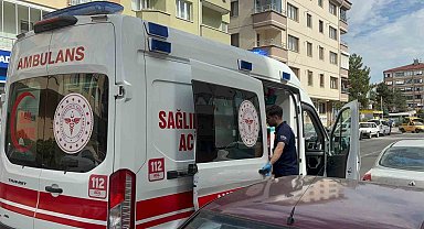 Kapının üzerindeki betona çıkan 7 yaşındaki çocuk 2.5 metreden düştü