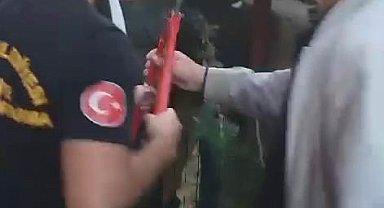 Kapının üzerinden atlamak isteyen çocuğun koluna demir saplandı