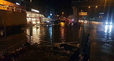 Karabük'te aniden bastıran sağanak hayatı olumsuz etkiledi: Metrekareye 24 kilogram yağış düştü