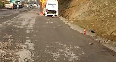 Karadeniz Ereğli'de işçi servisi dönüş yolunda alev alev yandı