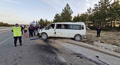Karaman'da tarım işçilerini taşıyan minibüs devrildi: 2 ölü, 13 yaralı