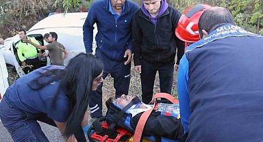 Kargo aracı yoldan çıktı, sürücü yaralandı