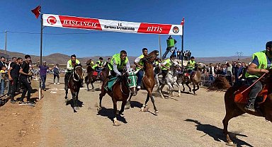 Karlıova'da at yarışları renkli görüntüler oluşturdu