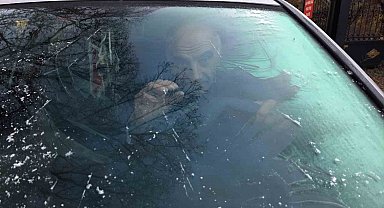 Kars buz kesti, araçların camları dondu