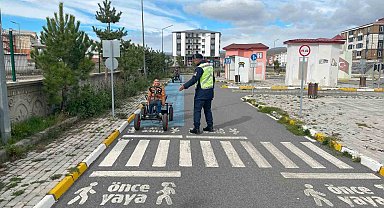 Kars'ta Jandarma Trafik Eğitim Parkı'nda öğrencilere eğitim verdi