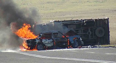 Kars'ta kaza yapan otomobil alev topuna döndü
