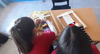 Kars'ta öğrencilere kilim dokuyor