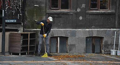 Kars'ta temizlik işçilerinin yaprak mesaisi başladı