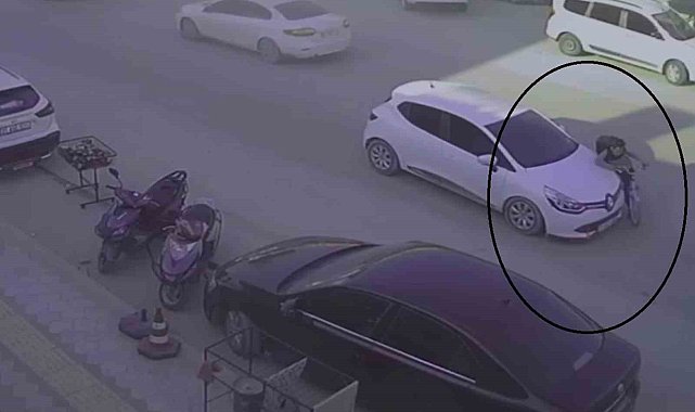 Karşıya geçmek isteyen bisikletli çocuğa otomobilin çarptığı kaza kamerada