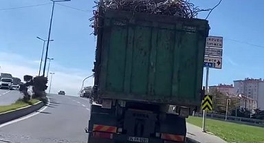 Kasasından dışarı taşan demirle seyreden kamyon kamerada