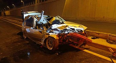 Kastamonu'da kamyona çarpan otomobil hurdaya döndü: 3 yaralı