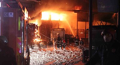 Kauçuk fabrikasında başlayan yangın beraberinde 4 iş yerini daha kül etti