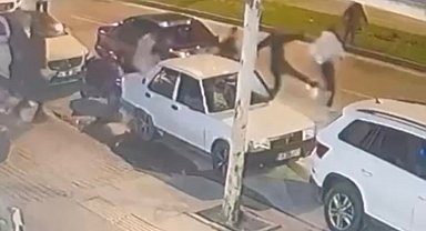 Kavgadan kaçarken çelme takılarak düşürüldü, üzerinden otomobil geçti: O anlar kamerada